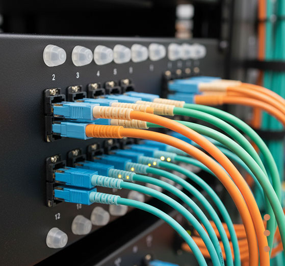 rete informatica in rame o fibra ottica
